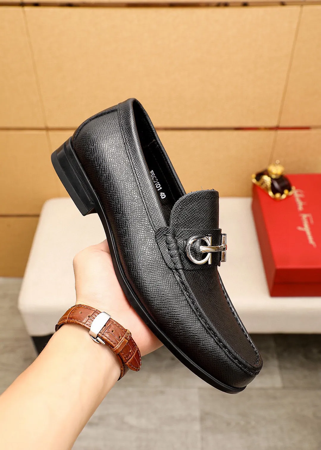 Men's shoes 💰480 💐 Product trademark: Ferragamo "Ferragamo" casual leather shoes Regular size: 38-44 (45🉑️customized) Product materials: Selected imported first-layer cross-grain cowhide leather upper + luxury hardware buckle, imported water-dyed cowhide leather lining. Strong three-dimensional visual effect, original outsole color: 4⃣️seed leather materials available